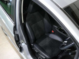 程よい硬さとホールド性が高いシートで長時間運転も快適です。
