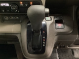 CVT車のセレクトレバーです。低速から高速まで、変速ショックのないスムーズな走りと、エンジン効率のよい領域を維持して燃費にも貢献します。サイドブレーキはスイッチ操作の電子制御パーキングブレーキです。