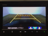 【バックカメラ】運転が苦手な方も車庫入れラクラクです!ギアをリバースに入れれば自動的に切り換わりますので、面倒な操作は不要です♪狭い駐車場もお車を傷つけず安心ですね!