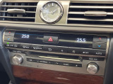 【左右独立型フルオートエアコン】運転席と助手席でそれぞれお好みの温度に設定可能。同乗者にも配慮した、快適な空調をお届け致します。