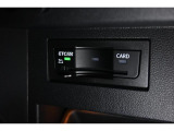 ETC2.0対応車載器。全国の高速道路に設置されたITSスポットとの高速大容量(ETCの4倍)、双方向通信で、世界初の路車協調システムによる運転支援サービスを受けることができます。