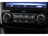 オートエアコンは左右席で独立温度コントロールが可能です。運転席はキンキンに冷やして助手席はマイルドにと言った設定が可能です☆暑さ寒さでケンカすることもなくなりますね♪