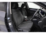安全性と快適性を追求した、少し硬めのシート。 これは長時間の運転や渋滞などの状況でも、身体の疲労度が少ないことを求めたものです。