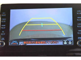 バックガイドモニター(バックモニター)付き。車両後方の映像をナビ画面に表示し、駐車などの後退操作をサポートします。