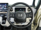 【Honda SENSING】 カメラ等装置で精度の高い検知能力を発揮、安全運転を支援します。ステアリング上のコントローラーに注目!