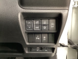 安全装置のスイッチは運転席パネル右下に集約されています。任意で切り替え可能なため状況に合わせてお使いください。