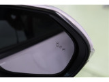 BSMを装備。さらに、後退時車両検知警報【RCTA】を搭載しています。バックで出庫する際に左右から接近する車両を検知し、ミラーのインジケーターの点滅と警報音で警告して安全確認をサポートしてくれます。