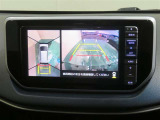 パノラミックビューモニター搭載。カメラで車両周囲の状況を映し出すため、狭い場所での駐車などに役立ちます。