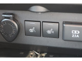 運転席と助手席にシートヒーターが付いています。