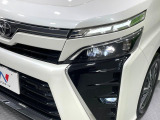【LEDヘッドライト】悪天候や夜間走行時も良好な視界を確保し安心して運転できる高輝度LEDヘッドライトを装備!点灯速度が早く、消費電力も抑えられています。