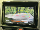 【バックカメラ】駐車時に後方がリアルタイム映像で確認できます。大型商業施設や立体駐車場での駐車時や、夜間のバック時に大活躍!運転スキルに関わらず、今や必須となった装備のひとつです!