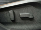 この車にはパワーシートが装備されています。シートの調整が電動で行えます。
