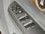 【電動格納ミラー】サイドミラーは電動格納式となっており、狭い駐車場でもキズがつくリスクを抑えられます。