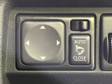 【電動格納ミラー】サイドミラーは電動格納式となっており、狭い駐車場でもキズがつくリスクを抑えられます。