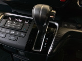 CVT車のセレクトレバーです。低速から高速まで、変速ショックのないスムーズな走りを実現するとともに、エンジン効率のよい領域を維持することで燃費にも貢献します。