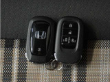 ◆スマートキー◆カギをバッグやポケットに入れたままでもドアロックの開閉ができる『スマートキー』付き!雨天や暗くなってもカギを取り出す必要がなくドアの開錠&エンジンも始動できます