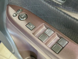 【電動格納ミラー】サイドミラーは電動格納式となっており、狭い駐車場でもキズがつくリスクを抑えられます。