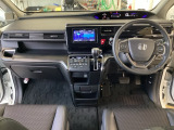 車内は光触媒抗菌消臭施工済です。スタイリッシュなデザインでスポーティなインパネ周りを演出します。グローブボックスやカップホルダーのほかにトレーなどたくさんの収納スペースが付いています。