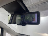 【デジタルルームミラー】車両後方カメラの映像をルームミラーに映すことが出来ます。 そのため、後席に人や荷物があって後方が見えづらい場合でもしっかり視界を確保することが出来ます。