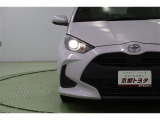 シャープな印象のヘッドライトは暖色系で対向車にも優しい光のハロゲンです。前方の明るさを感知し、自動で切替わるオートハイビームを搭載しているので、面倒なライトの切替えは不要です。