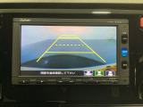 バックでの車庫入れも安心です! リアカメラが付いているバックモニター付のナビを装備しております。操作線もついており距離感も画面から確認できます。