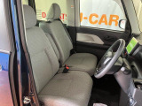 フロントベンチシートが運転席足元もゆったり、広々快適です、助手席へのウォークスルーも楽々可能ですよ☆