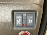 リアドアは乗り降りに便利な両側電動スライドドアです。また運転席に座っていながらスイッチ操作で自在にスライドドアを開け閉めできます。
