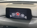 【マツダコネクトナビ】車内の雰囲気にマッチした一体型タイプのナビ。各種車輌設定やBluetooth再生等、様々な機能が楽しめます。直感的なダイヤル操作が可能で、使い勝手も良好です。