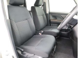 シックな色使いの運転席周りです♪すっきりとしたデザインで上品な色使いです。居心地の良い運転席、長く座っていられるリラックスできるデザインです!