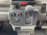 シフトノブの位置がステアリングに近くて、運転しやすいですよ♪♪マニュアルエアコンで操作も簡単(^^♪USBもこちらにございます