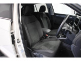安全性と快適性を追求した、少し硬めのシート。 これは長時間の運転や渋滞などの状況でも、身体の疲労度が少ないことを求めたものです。
