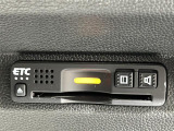 【ETC】有料道路を利用する際に料金所で停止することなく通過できる、ETC車載器(ノンストップ自動料金収受システム機器)が装備されています。セットアップを行うことで利用可能になります。