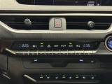 【左右独立オートエアコン】左右独立型、いわゆるデュアルエアコンです。運転席と助手席でそれぞれお好みの温度を設定可能です。