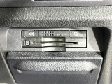 【ETC】有料道路を利用する際に料金所で停止することなく通過できる、ETC車載器(ノンストップ自動料金収受システム機器)が装備されています。セットアップを行うことで利用可能になります。