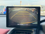 後退時に車両の後ろ側をモニター画面に表示します。車庫入れが苦手な人もこれで安心♪