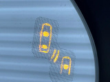 【ブラインドスポットモニタリング】走行中、ドアミラーの死角になりやすい箇所に後続車が接近するとサイドミラー付近に警告を表示、ドライバーに注意喚起をしてくれます。