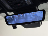 【デジタルインナーミラー】後方に設置されたカメラの映像がルームミラー型の液晶画面に表示されるため、視界が妨げられることはありません。ドライブレコーダー(前後録画対応)としての役割も果たすスグレモノ。