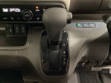 CVT車のセレクトレバーです。低速から高速まで、変速ショックのないスムーズな走りを実現するとともに、エンジン効率のよい領域を維持することで燃費にも貢献します。
