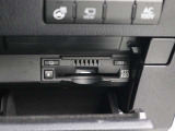 路上に設置されたインフラ設備との双方向通信を行うETC2.0ユニットを搭載。高速道路の進行先の渋滞情報や、停止車両などを画面表示や音声で提供します。