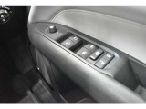 運転席側ドアの手すりに、全窓操作ボタンとドアミラー操作スイッチがございます。