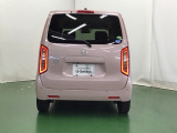 汚れが付着しやすいリヤガラスにはリヤワイパーが付いています。フロントのワイパーがONの時はシフトレバーをリバースに入れるとリヤワイパーがリンクして作動、クリヤーな視界が保てます。