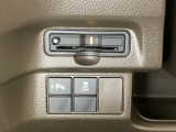 ハンドルの左下にETCとHondaセンシング用のVSA(ABS+TCS+横滑り抑制)解除スイッチなどがついています。高速道路の料金所の通過も楽々です。 カードの取り出しもしやすい場所についています。