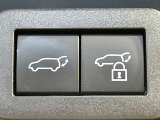 【パワーバックドア】スマートキーや運転席のボタンを押すだけでリアゲートが自動で開閉します!荷物を持っている時や、高い位置にあるバックドアを閉める際に便利な機能です♪