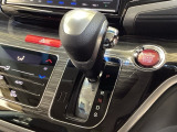 CVT車のセレクトレバーです。低速から高速まで、変速ショックのないスムーズな走りを実現するとともに、エンジン効率のよい領域を維持することで燃費にも貢献します。