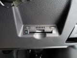 有料道路をキャッシュレスで通行できるETC車載器付きです。運転席足元に設置されています。ETCセットアップ費用は含まれておりません。別途必要となります。