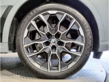 BMWの純正アロイホイールは軽量かつ強度にも優れているホイールで走行性能を引き上げる設計になっております。足元にもBMWは妥協がなくこだわっている個所になります。