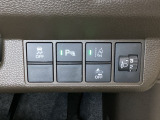 ハンドルの右側にはヘッドライトレベライザーとHondaセンシング用のメインスイッチなどがついています。ヘッドライトレベライザーは道路状況や積荷の加重に応じてライトの高さを調節できます。