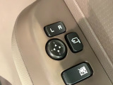 狭い駐車場で便利な電動格納ドアミラーが付いています。