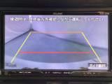 バックでの車庫入れも安心です! リアカメラが付いているバックモニター付のナビを装備しております。操作線もついており距離感も画面から確認できます。