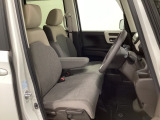 女性でも運転がしやすいように、シートの高さ調整機能(シートリフター)がついています。運転席と助手席の間が空いている為、助手席側への移動がスムーズです。交通量の多い道でも助手席側から乗り降りができます。